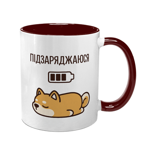 Чашка бордовая с принтом - Подзаряжаюсь 10.110 фото