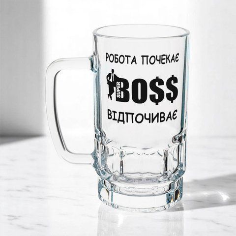 Бокал для руководителя, 0,55л пивной, прозрачный с принтом - Работа подождет BOSS отдыхает 8.1.22-055KS фото